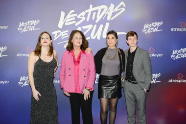 (2L) Carla Antonelli, 19 Aralık 2023 'te Madrid İspanya' da Cine Callao 'da Atresplayer tarafından giydirilen Vestidas de Azul TV dizisinin prömiyeri sırasında poz verdi.