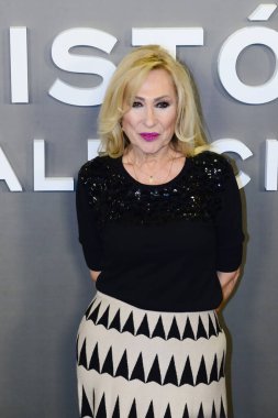 Rosa Benito, İspanyol özel tasarım tasarımcısı Balenciaga 'nın Cine Callao, Madrid İspanya' daki hayatına dayanan Cristobal Balenciaga, Disney + serisinin prömiyeri sırasında medyaya poz verdi..