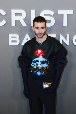 İspanyol haute tasarımcısı Balenciaga 'nın Cine Callao, Madrid İspanya' daki yaşamına dayanan Cristobal Balenciaga, Disney + serisinin galası sırasında medyaya yapılan fotoğraf çağrısına katıldı ve poz verdi..