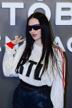 Mala Rodriguez, İspanyol özel tasarım tasarımcısı Balenciaga 'nın Cine Callao, Madrid İspanya' daki yaşamına dayanan Disney + serisinin prömiyeri sırasında medyaya yapılan fotoğraf çağrısına katıldı ve poz verdi..