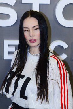 Mala Rodriguez, İspanyol özel tasarım tasarımcısı Balenciaga 'nın Cine Callao, Madrid İspanya' daki yaşamına dayanan Disney + serisinin prömiyeri sırasında medyaya yapılan fotoğraf çağrısına katıldı ve poz verdi..