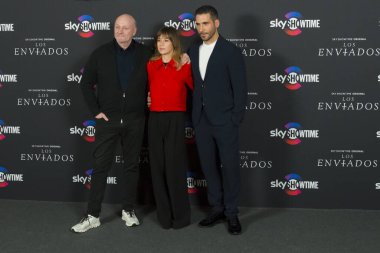 Juan Jose Campanella, Marta Etura ve Miguel Angel Silvestre SkyShowtime 'ın orijinal dizisi Los Enviados' un fotoğraf çekiminde poz verdiler.