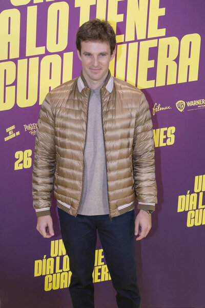 Белен Эсиха позировал во время премьеры испанского комедийного фильма "Un Mal Da Lo Tiene Cualquiera": "Плохой день может быть у кого угодно, это первый полнометражный фильм режиссёра Евы Хаш на Cine Proyecciones в Мадриде, Испания.