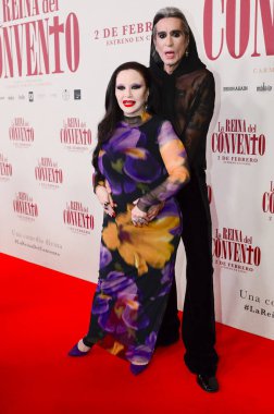 Alaska ve Mario Vaquerizo İspanyol komedi filmi The Queen of the Convent in the Cine Callao 'nun galasında poz verirken görüldü..