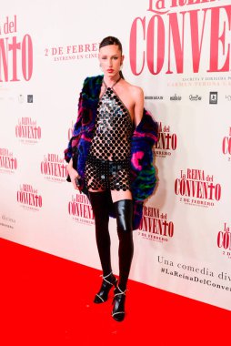 Dana Sevillano İspanyol komedi filmi The Queen of the Convent at Cine Callao 'nun galasında poz verirken görüldü..