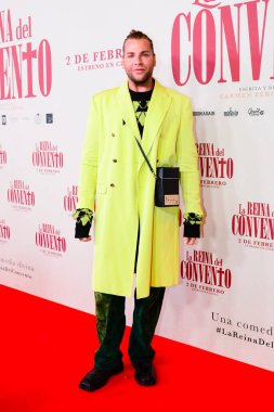 Eduardo Navarrete İspanyol komedi filmi The Queen of the Convent in the Cine Callao 'nun galasında poz verirken görüldü..