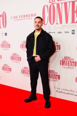 Şarkıcı, Cris, İspanyol komedi filmi The Queen of the Convent in the Cine Callao 'nun galasında poz verirken görüldü..