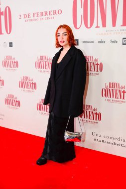 Şarkıcı Violeta, İspanyol komedi filmi The Queen of the Convent in the Cine Callao 'nun galasında poz verirken görüldü..