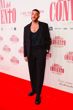 Şarkıcı Omar İspanyol komedi filminin galası sırasında Madrid 'deki Cine Callao Manastırı Kraliçesi' nde poz verirken görüldü..