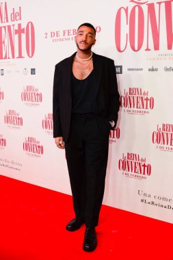 Şarkıcı Omar İspanyol komedi filminin galası sırasında Madrid 'deki Cine Callao Manastırı Kraliçesi' nde poz verirken görüldü..