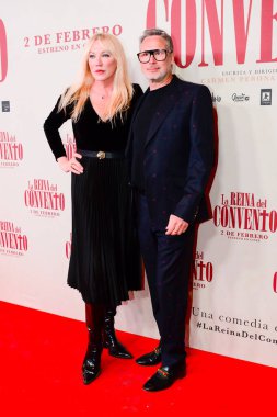 Topacio Fresh ve Israel Cotes İspanyol komedi filmi The Queen of the Convent in the Cine Callao 'nun galasında poz verirken görüldü..