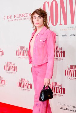 Asier Rikarte İspanyol komedi filmi The Queen of the Convent in the Cine Callao 'nun galasında poz verirken görüldü..