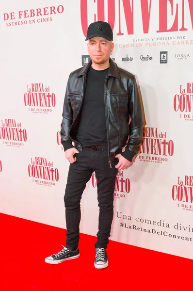 Raul Cabrera İspanyol komedi filmi The Queen of the Cine Callao 'nun galasında poz verirken görüldü..