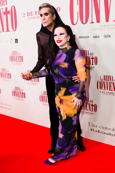 Mario Vaquerizo ve Olvido Gara Jova, Alaska İspanyol komedi filmi The Queen of the Convent in Madrid 'deki Cine Callao' da poz verirken görüldü..