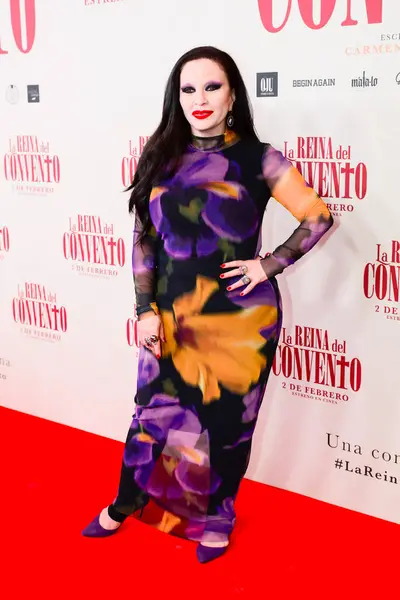 Olvido Gara Jova, Alaska, İspanyol komedi filmi The Queen of the Convent in the Cine Callao 'nun galasında poz verirken görüldü..