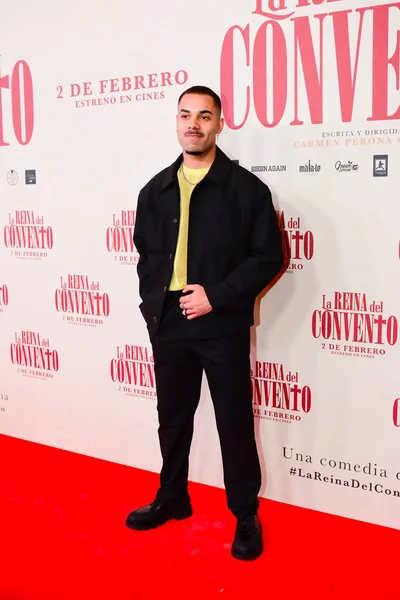 Şarkıcı, Cris, İspanyol komedi filmi The Queen of the Convent in the Cine Callao 'nun galasında poz verirken görüldü..