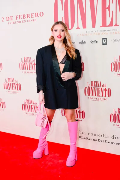 Şarkıcı Denna, İspanyol komedi filmi The Queen of the Convent in the Cine Callao 'nun galasında poz verirken görüldü..