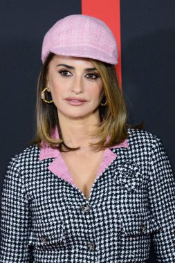 Penelope Cruz, İspanya Santo Mauro Madrid Oteli 'ndeki Ferrari filminin kırmızı halı çekimi sırasında medyaya poz verdi..