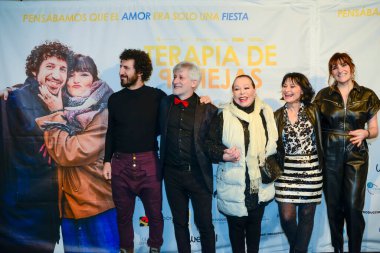 Sağdan, Rozalen, Elisa Mgica, Massiel, Gaizka Urresti, Marwan İspanyol aşk, Çiftler Terapisi, Terapia de parejas belgeselinin galası sırasında kırmızı halıda poz verdiler. Palacio de la Prensa Madrid İspanya 8 Şubat 2024.