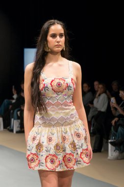 Adlib Ibiza moda grubu üyesi Vintage Ibiza, koleksiyonunu 9 Şubat 2024 'te İspanya' nın IFEMA şehrindeki MOMAD2024 Salon de Moda en Madrid 'de podyumda sundu..