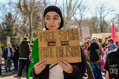 Filistinlileri destekleyen eylemciler ve aktivistler Madrid 'in merkezinde özgür bir Filistinli vardı. Madrid İspanya 17 Şubat 2024