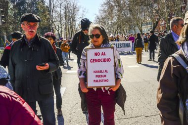 Filistinlileri destekleyen eylemciler ve aktivistler Madrid 'in merkezinde özgür bir Filistinli vardı. Madrid İspanya 17 Şubat 2024