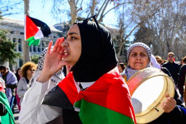 Filistinlileri destekleyen eylemciler ve aktivistler Madrid 'in merkezinde özgür bir Filistinli vardı. Madrid İspanya 17 Şubat 2024