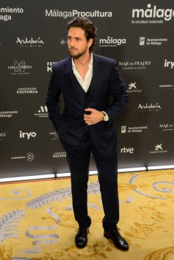 Dani Duque, 27. Malaga Festivali 'nin (27. Festival De Malaga) 15 Şubat 2024' te Madrid 'deki Royal Theatre' da düzenlenen kırmızı halı fotoğraf çekimi sırasında medyaya poz verdi.