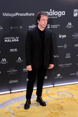  27. Malaga Festivali 'nin 27. De Mlaga Festivali' nde 15 Şubat 2024 'te İspanya Kraliyet Tiyatrosu' nda düzenlenen kırmızı halı fotoğraf çekimi sırasında medyaya poz verdi.  