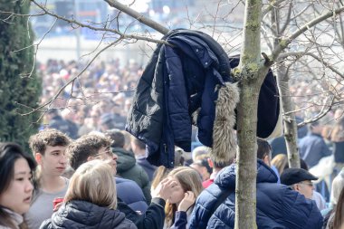 Madrid Belediye Başkanı Principe Po 'nun 18 Şubat 2024' te Madrid 'de Manzanares nehrinde su ile taşınan kuşlarla dolu Puente del Rey' de düzenlediği tartışmalı havai fişek gösterisini izlemek için bekleyenler var..