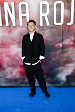 Nacho Fresneda, Kırmızı Kraliçe Reina Roja 'nın Teatro Fernan Gome' daki Prime Video galası sırasında kırmızı halının fotoğraf çekiminde poz verdi.