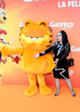 Alaska, İspanyol şarkıcı başbakana katılır ve 29 Nisan 2024 'te Madrid İspanya' da Cines Callao 'da Jim Davis tarafından yaratılan ünlü kedi karakterinden uyarlanan Garfield filminin fotoğraf çekiminde poz verir..