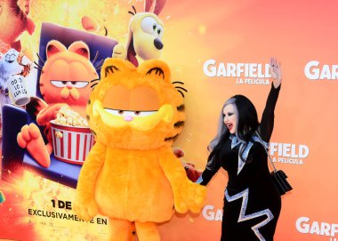 Alaska, İspanyol şarkıcı başbakana katılır ve 29 Nisan 2024 'te Madrid İspanya' da Cines Callao 'da Jim Davis tarafından yaratılan ünlü kedi karakterinden uyarlanan Garfield filminin fotoğraf çekiminde poz verir..