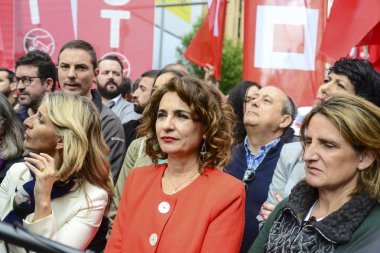 Yolanda Diaz ve Maria Jesus Montero, 1 Mayıs 'ta Madrid' in merkezinde sendikalar, CCOO, Comisiones Obreras, İşçi Komisyonu, UGT, Union General de Trabajadores tarafından düzenlenen geleneksel Uluslararası İşçi Bayramı gösterisinde 