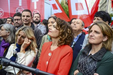 Yolanda Diaz ve Maria Jesus Montero, 1 Mayıs 'ta Madrid' in merkezinde sendikalar, CCOO, Comisiones Obreras, İşçi Komisyonu, UGT, Union General de Trabajadores tarafından düzenlenen geleneksel Uluslararası İşçi Bayramı gösterisinde 