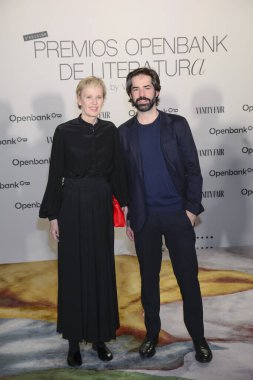Siri Hustvedt ve Alberto Moreno, Vanity Fair 2024 Madrid Ödülleri İspanya 12 Mart 2024 tarihli Openbank Edebiyatı sırasında kırmızı halıda poz verdiler.