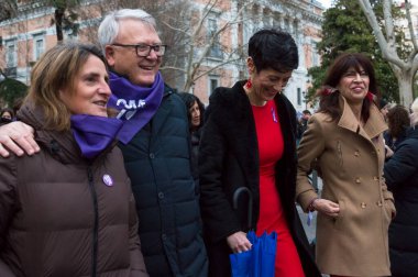 8 Mart 2024 'te Madrid' deki Paseo del Prado şehir merkezinde düzenlenen 8. Uluslararası Kadınlar Günü gösterisinde Teresa Ribera, Nicolas Schmit, Elma Saiz ve Ana Redondo