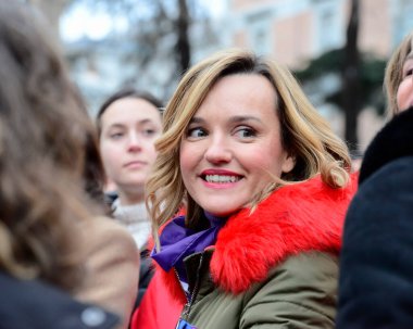 8 Mart 2024 'te Madrid' in Paseo del Prado kenti boyunca düzenlenen 8. Uluslararası Kadın Günü gösterisinde Eğitim, Mesleki Eğitim ve Spor Bakanı Pilar Alegria yer aldı.