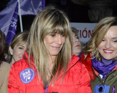 İspanya Başbakanı Begona Gomez ile birlikte 8 Mart 2024 'te Madrid' deki Paseo del Prado şehir merkezinde düzenlenen 8. Uluslararası Kadınlar Günü gösterisinde.