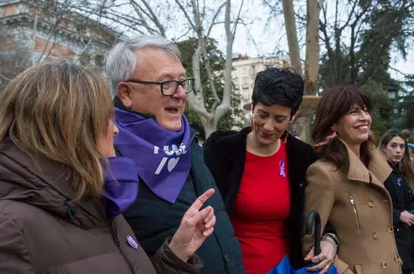 8 Mart 2024 'te Madrid' deki Paseo del Prado şehir merkezinde düzenlenen 8. Uluslararası Kadınlar Günü gösterisinde Teresa Ribera, Nicolas Schmit, Elma Saiz ve Ana Redondo