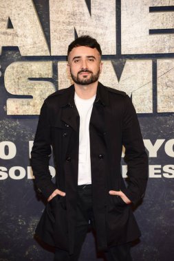 David Alvaro, maymun kurgu filmi Maymunlar Cehennemi 'nin 6 Mayıs 2024' te Madrid 'deki Kinepolis City of the Image' daki özel gösterimi sırasında fotoğraf çekimi sırasında poz verdi..