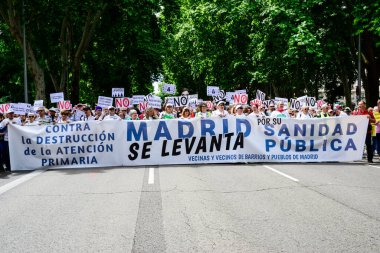 Madrid 'in her köşesinden Cibeles' teki belediye binasına kadar uzanan gösteriler sırasında, Madrid, İspanya 'daki sağlık sisteminin ihmal edilmesi ve özelleştirilmesine karşı bir kamu sağlık hizmetleri hizmetine destek amacıyla ön pankart.