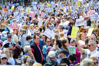 Göstericiler Madrid 'in dört bir yanından, İspanya' nın Madrid bölgesindeki sağlık sisteminin ihmal ve özelleştirilmesine karşı bir kamu sağlık hizmetleri hizmetine destek amacıyla Cibeles 'deki belediye binasına yürüdüler..
