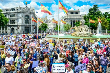 Göstericiler Madrid 'in dört bir yanından, İspanya' nın Madrid bölgesindeki sağlık sisteminin ihmal ve özelleştirilmesine karşı bir kamu sağlık hizmetleri hizmetine destek amacıyla Cibeles 'deki belediye binasına yürüdüler..
