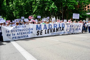 Madrid 'in her köşesinden Cibeles' teki belediye binasına kadar uzanan gösteriler sırasında, Madrid, İspanya 'daki sağlık sisteminin ihmal edilmesi ve özelleştirilmesine karşı bir kamu sağlık hizmetleri hizmetine destek amacıyla ön pankart.