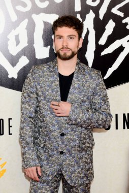 Albert Baro, Madrid 'deki Capitol sinemasında Disco, Ibiza, Locomia adlı filmin galası sırasında çekilen fotoğraf çağrısına katıldı..