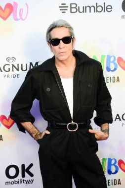 Mario Vaquerizo, Madrid 'deki Le Tavernier' de düzenlenen Dulceida Gökkuşağı Onur Haftası sırasında fotoğraf çekiminde poz verdi..