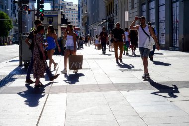 Sıcak bir yaz günü, Madrid İspanya 'da akşamüstü saat 6' da Gran Via 'da yürüyen insanların siluet görüntüsü. Madrid İspanya 4 Temmuz 2024 