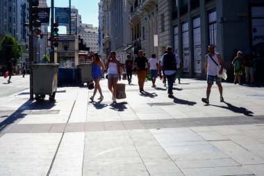 Sıcak bir yaz günü, Madrid İspanya 'da akşamüstü saat 6' da Gran Via 'da yürüyen insanların siluet görüntüsü. Madrid İspanya 4 Temmuz 2024 