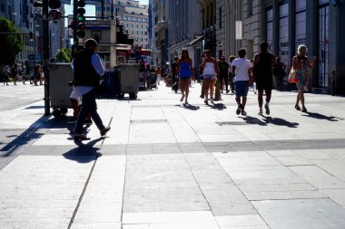 Sıcak bir yaz günü, Madrid İspanya 'da akşamüstü saat 6' da Gran Via 'da yürüyen insanların siluet görüntüsü. Madrid İspanya 4 Temmuz 2024 